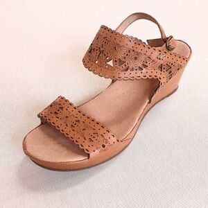 Sundance lacey leather cutwork wedge sandal size 10